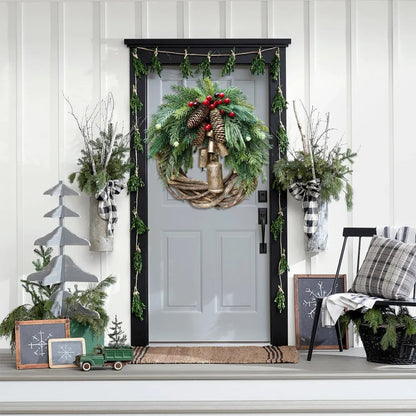 Corona de Navidad de estilo boho con base de ramas rústicas, piñas y campanas doradas