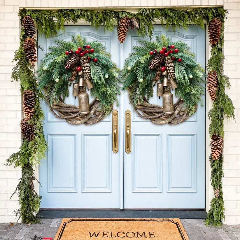 Corona de Navidad de estilo boho con base de ramas rústicas, piñas y campanas doradas