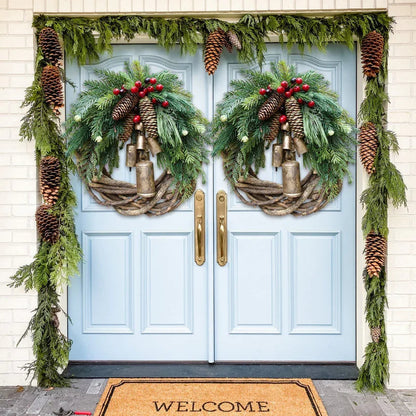 Corona de Navidad de estilo boho con base de ramas rústicas, piñas y campanas doradas