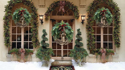 Corona de Navidad de estilo boho con base de ramas rústicas, piñas y campanas doradas