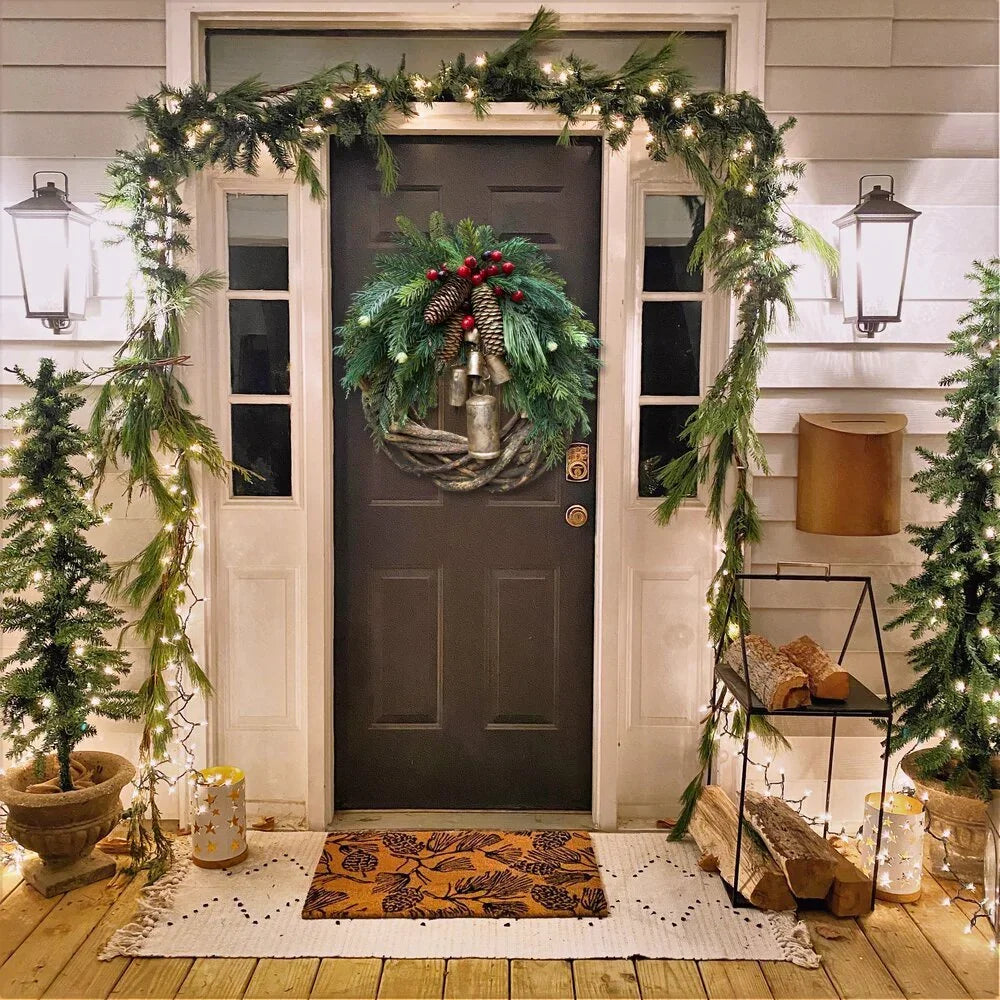 Corona de Navidad de estilo boho con base de ramas rústicas, piñas y campanas doradas