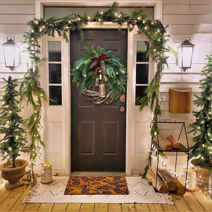 Corona de Navidad de estilo boho con base de ramas rústicas, piñas y campanas doradas