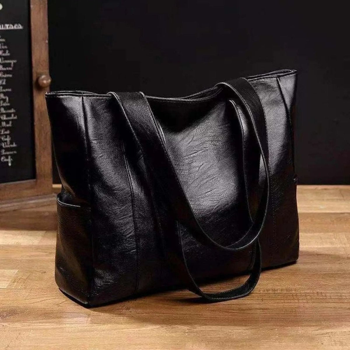 Elegante Bolso de Hombro de Cuero con Estilo Retro y Superficie Lisa