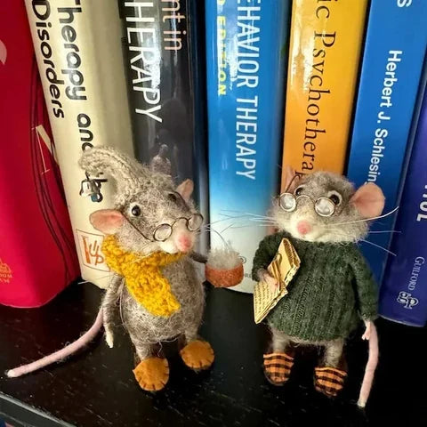 Figura decorativa de ratón de fieltro de lana ecológica hecha a mano | Adorno festivo y de regalo
