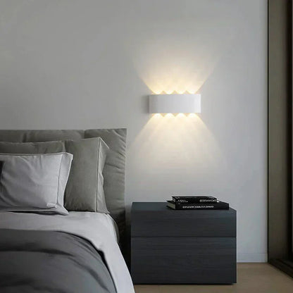 Iluminación Moderna, Interior o Exterior: La Versátil Luz de Pared LED