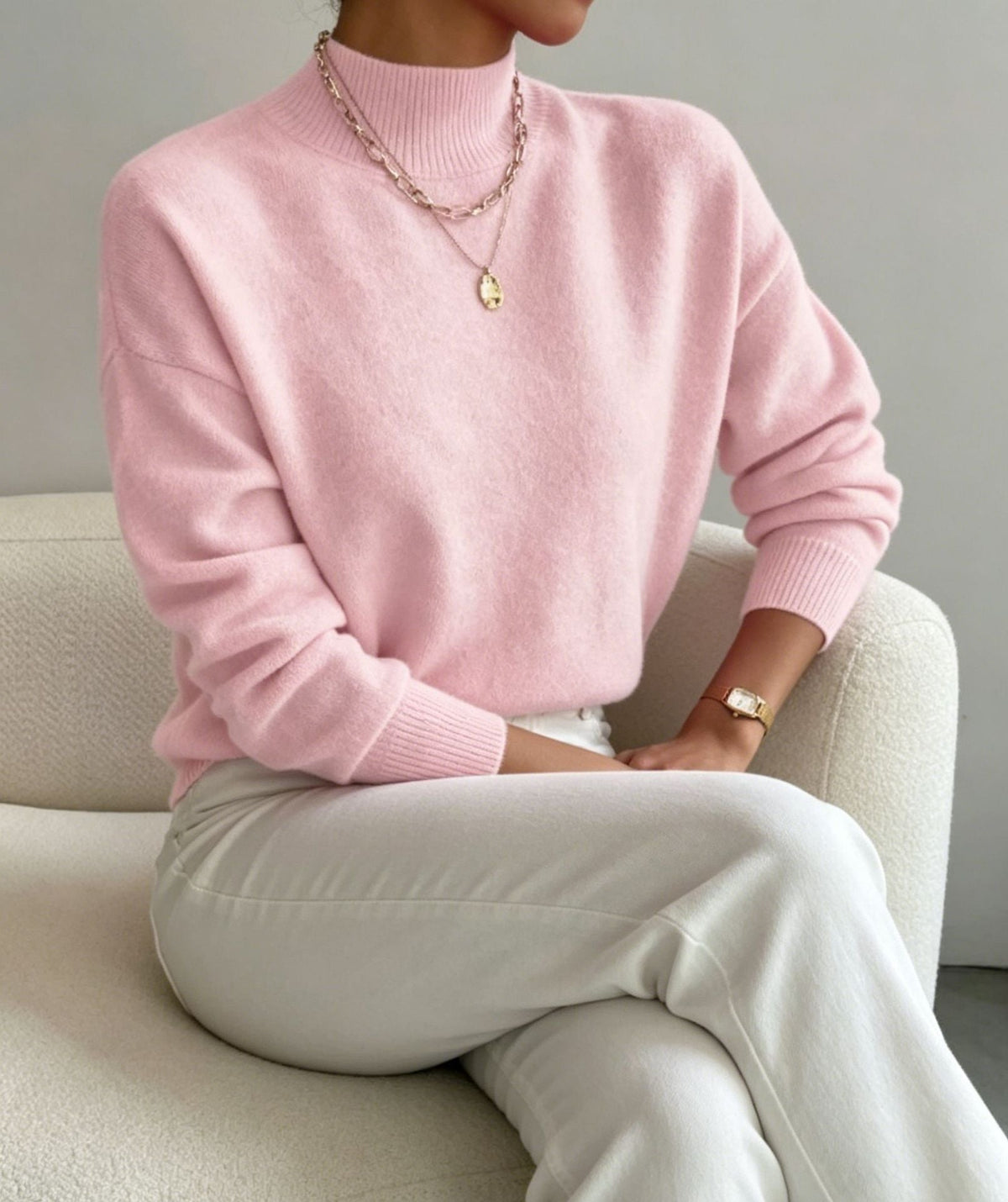 Jersey cómodo de punto fino para mujer con cuello subido y hombros caídos
