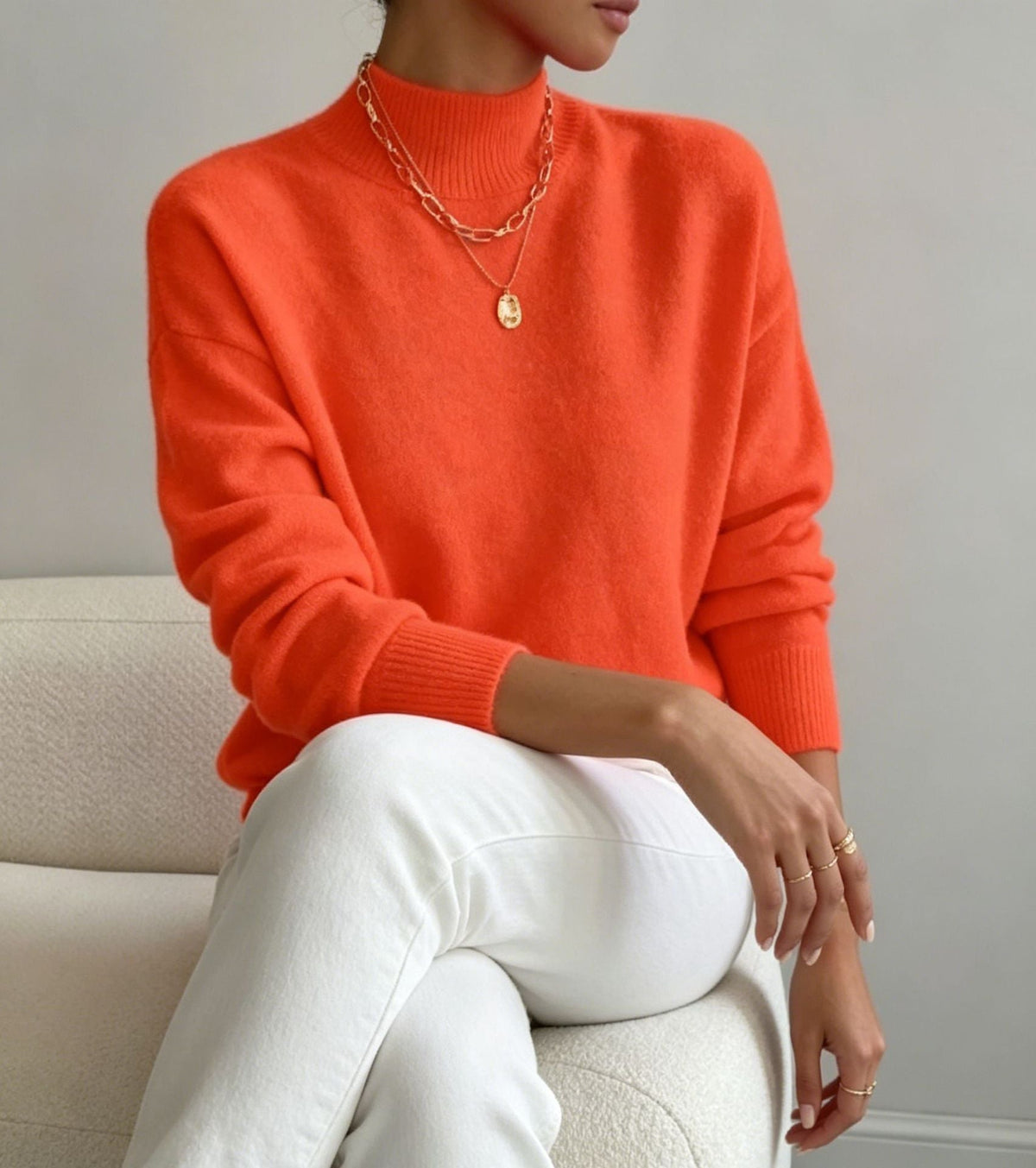 Jersey cómodo de punto fino para mujer con cuello subido y hombros caídos