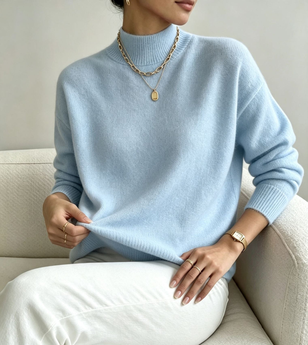 Jersey cómodo de punto fino para mujer con cuello subido y hombros caídos