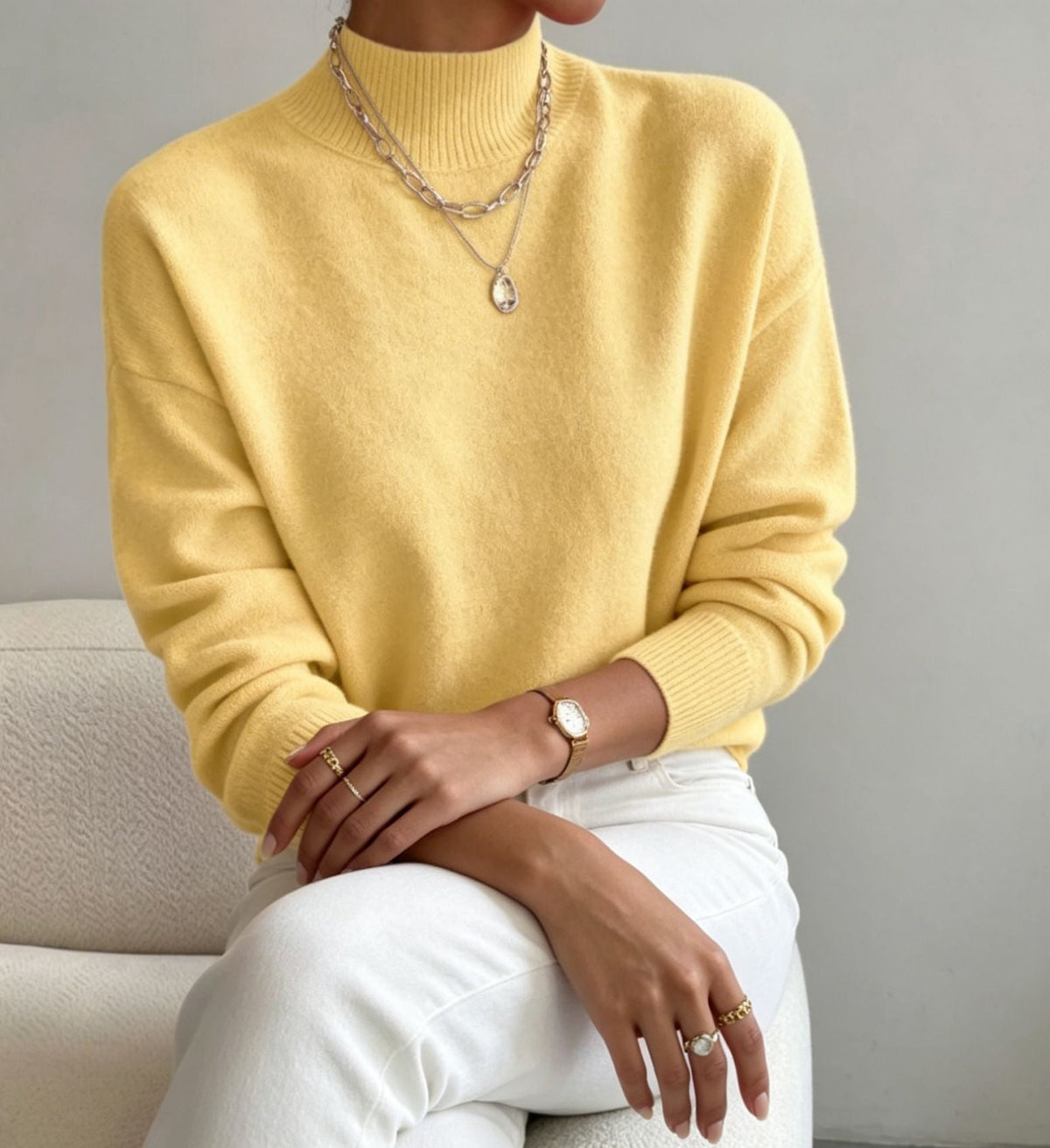 Jersey cómodo de punto fino para mujer con cuello subido y hombros caídos