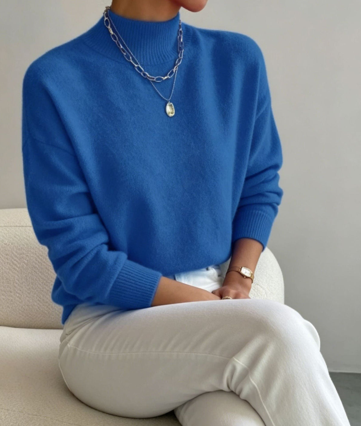 Jersey cómodo de punto fino para mujer con cuello subido y hombros caídos