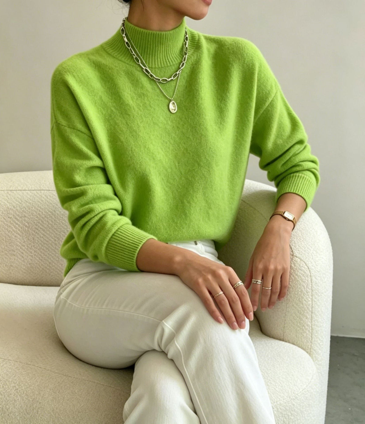 Jersey cómodo de punto fino para mujer con cuello subido y hombros caídos