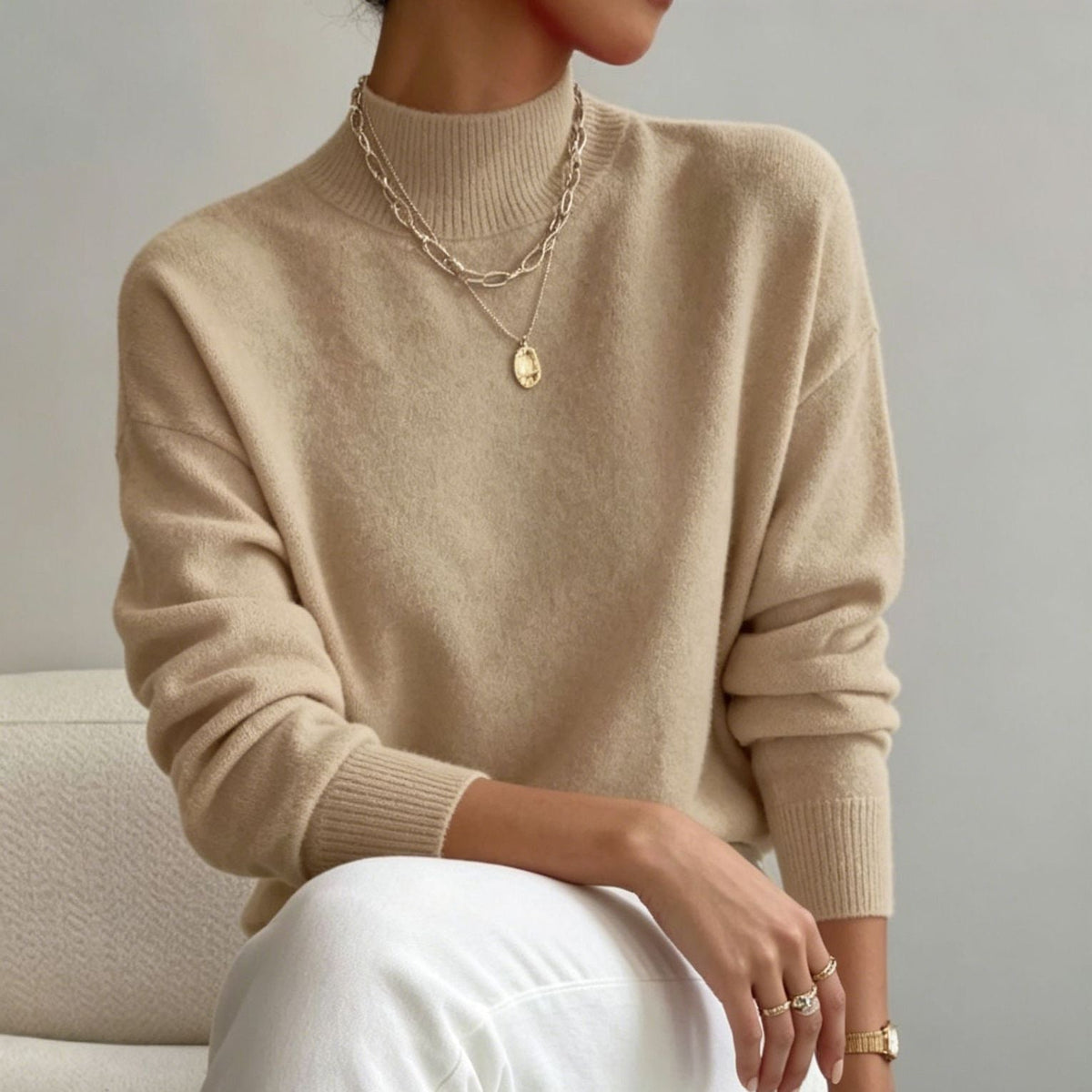 Jersey cómodo de punto fino para mujer con cuello subido y hombros caídos
