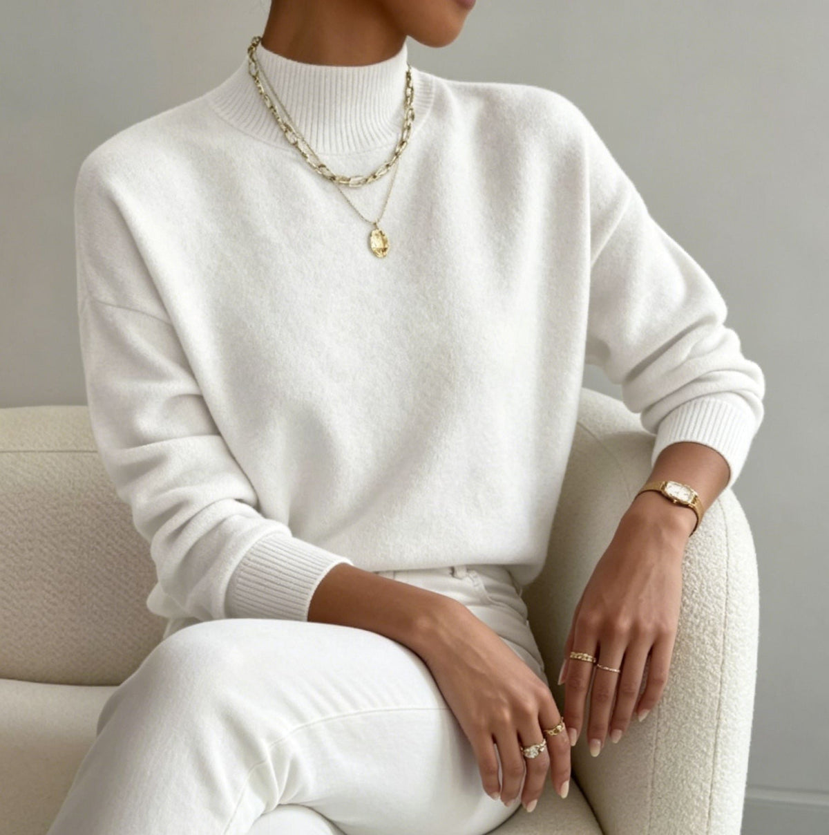 Jersey cómodo de punto fino para mujer con cuello subido y hombros caídos