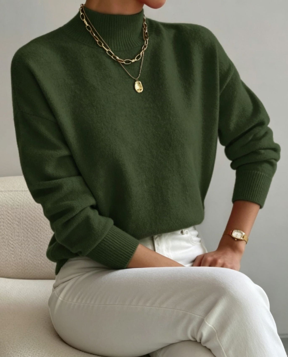Jersey cómodo de punto fino para mujer con cuello subido y hombros caídos