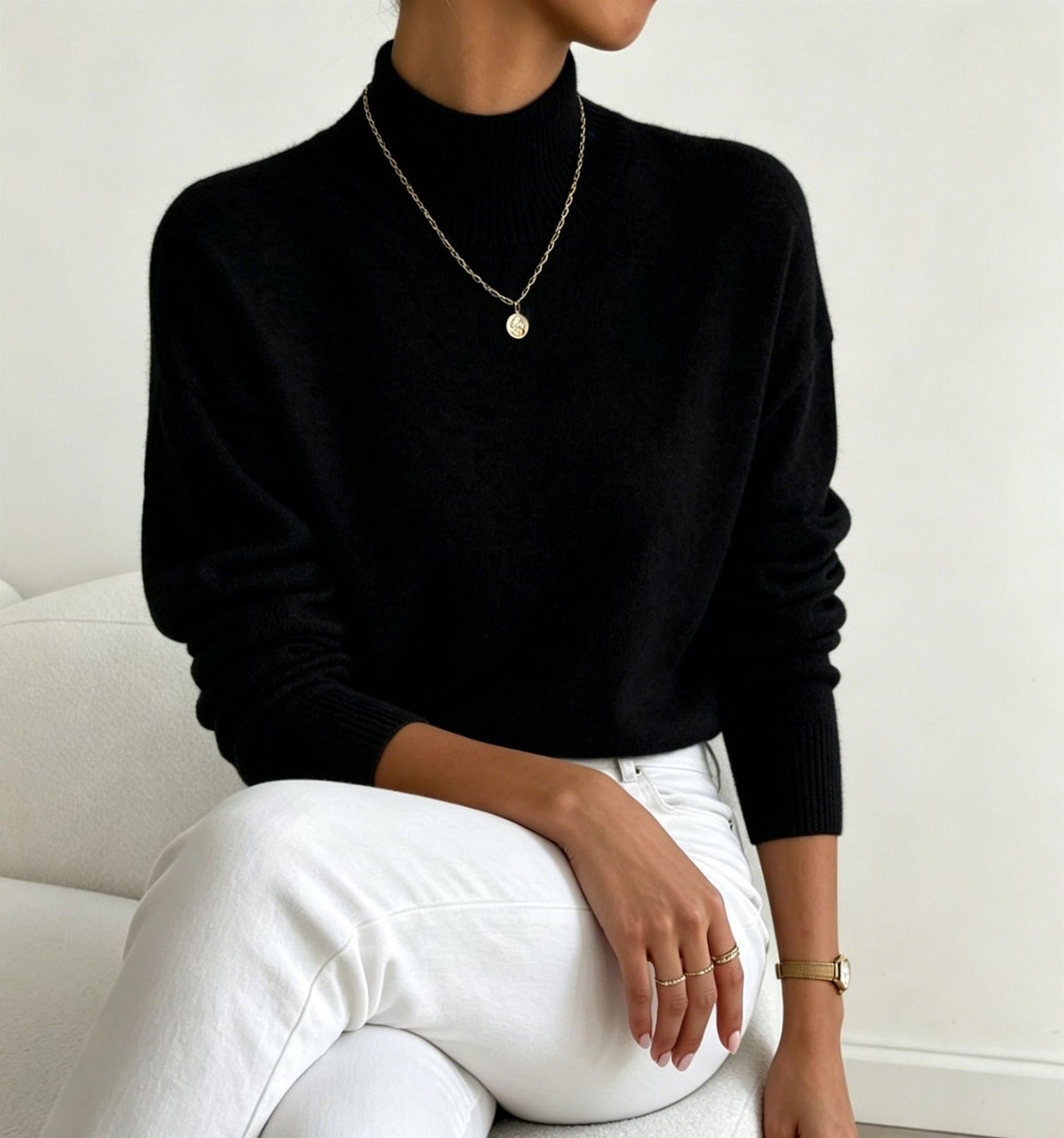 Jersey cómodo de punto fino para mujer con cuello subido y hombros caídos