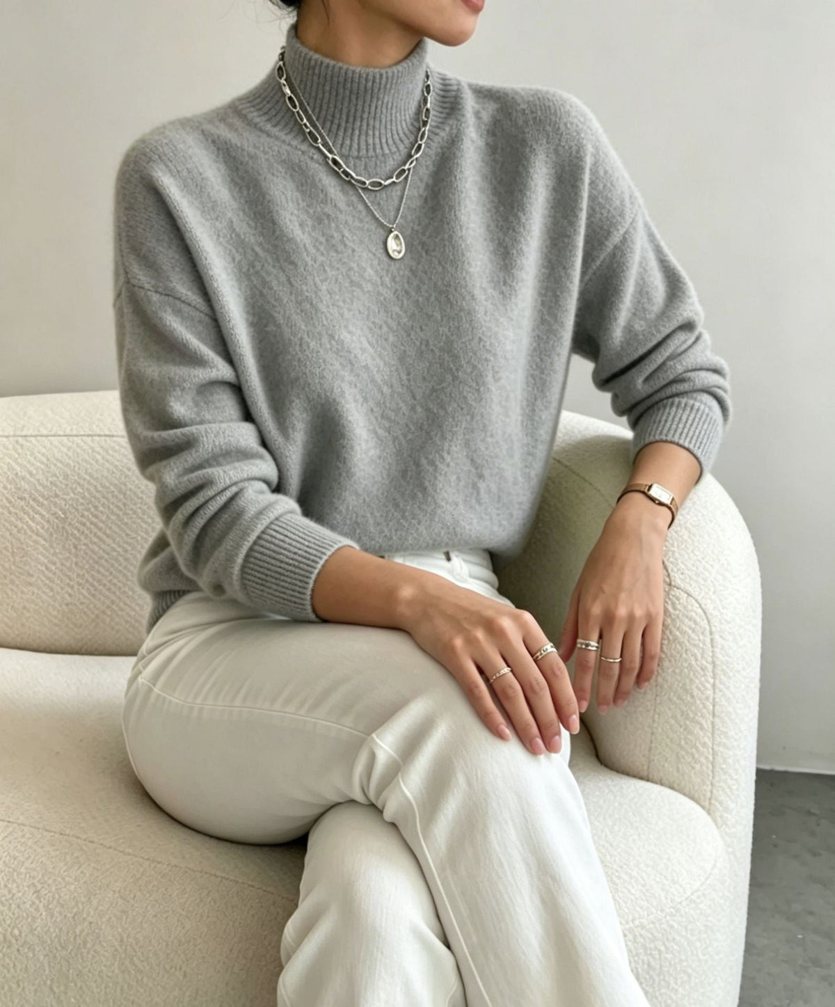 Jersey cómodo de punto fino para mujer con cuello subido y hombros caídos