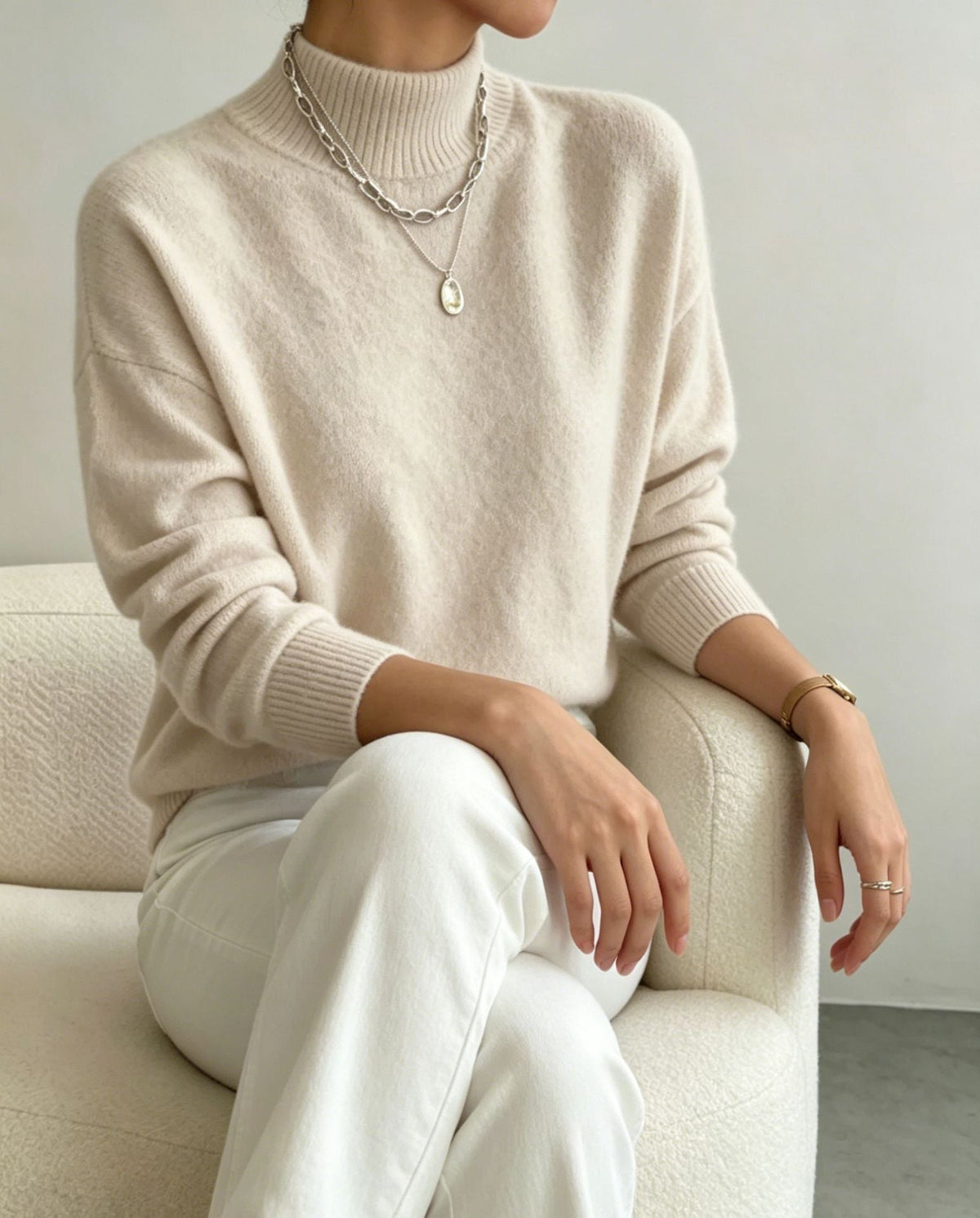 Jersey cómodo de punto fino para mujer con cuello subido y hombros caídos