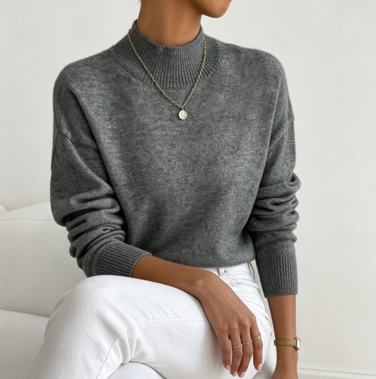 Jersey cómodo de punto fino para mujer con cuello subido y hombros caídos