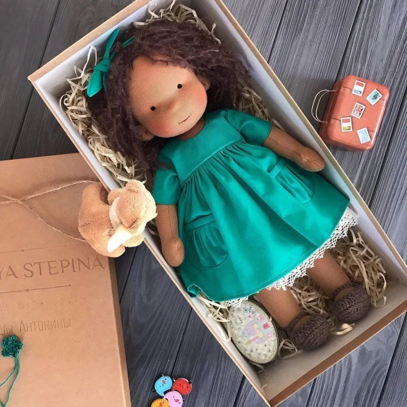 Juguete de abrazo de algodón Mila en estilo Waldorf con caja de tela
