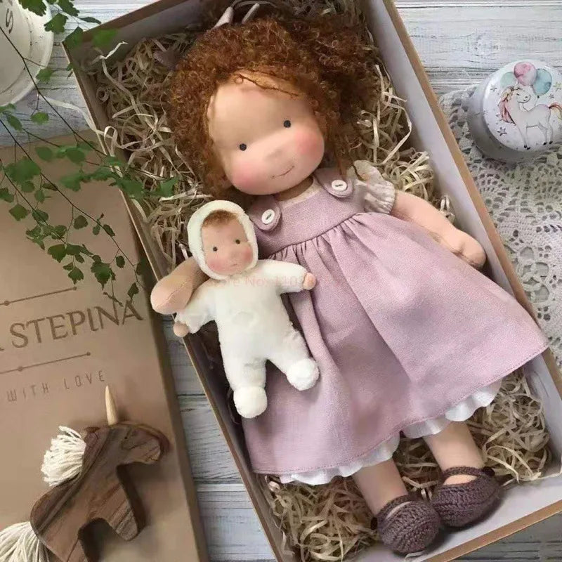 Juguete de abrazo de algodón Mila en estilo Waldorf con caja de tela