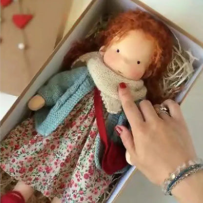 Juguete de abrazo de algodón Mila en estilo Waldorf con caja de tela
