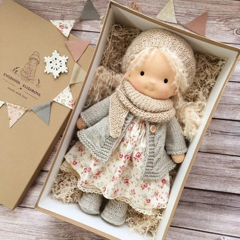 Juguete de abrazo de algodón Mila en estilo Waldorf con caja de tela