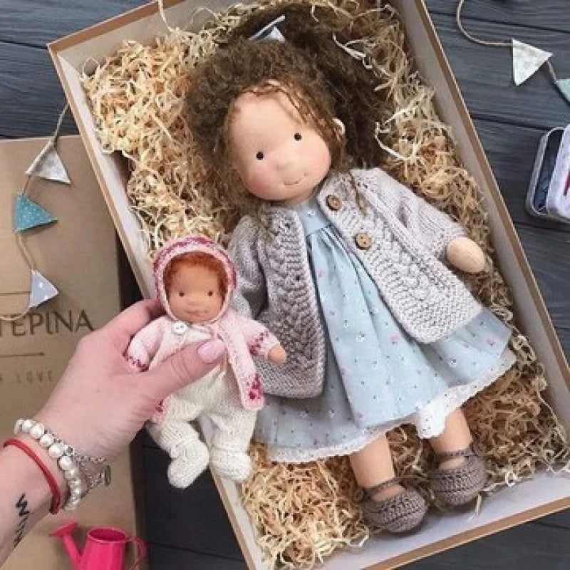 Juguete de abrazo de algodón Mila en estilo Waldorf con caja de tela