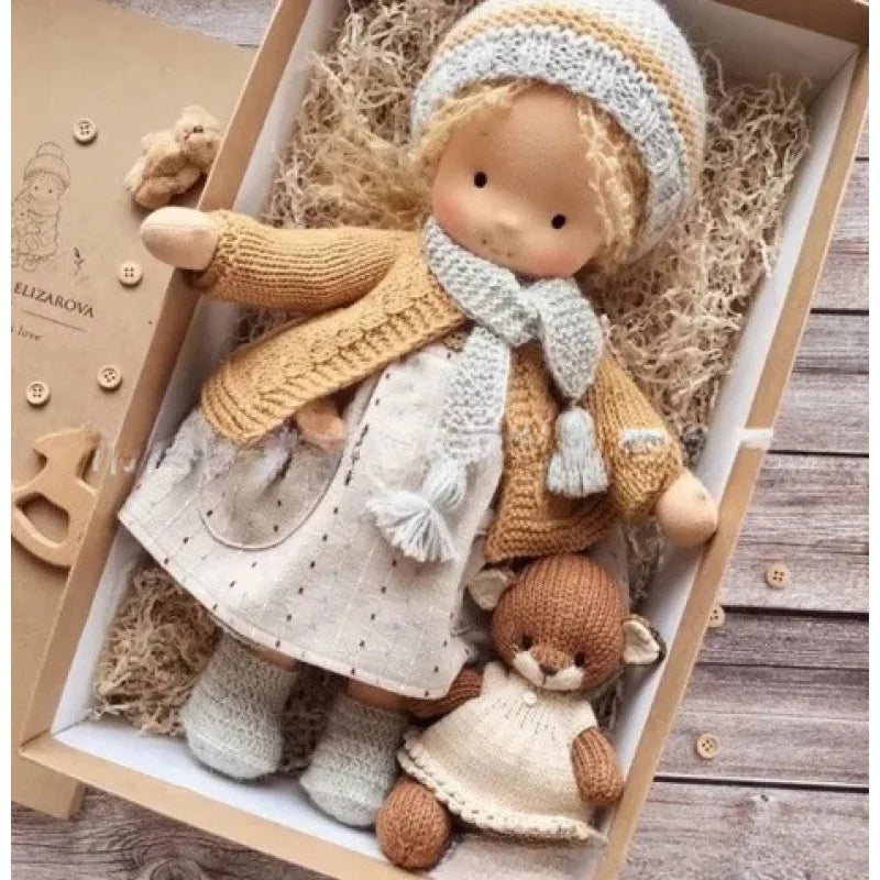 Juguete de abrazo de algodón Mila en estilo Waldorf con caja de tela
