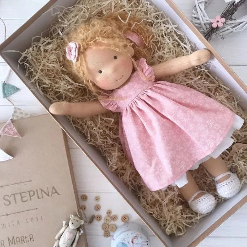 Juguete de abrazo de algodón Mila en estilo Waldorf con caja de tela