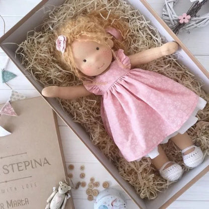 Juguete de abrazo de algodón Mila en estilo Waldorf con caja de tela