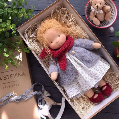 Juguete de abrazo de algodón Mila en estilo Waldorf con caja de tela