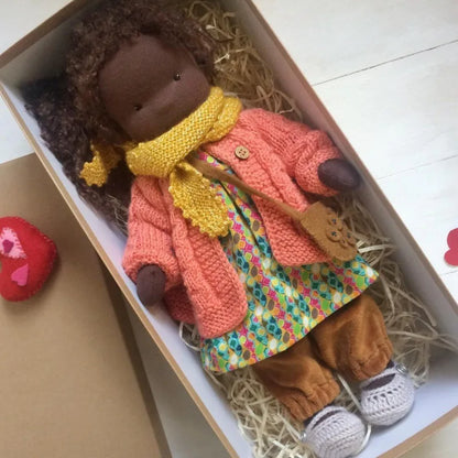 Juguete de abrazo de algodón Mila en estilo Waldorf con caja de tela
