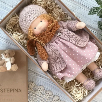 Juguete de abrazo de algodón Mila en estilo Waldorf con caja de tela