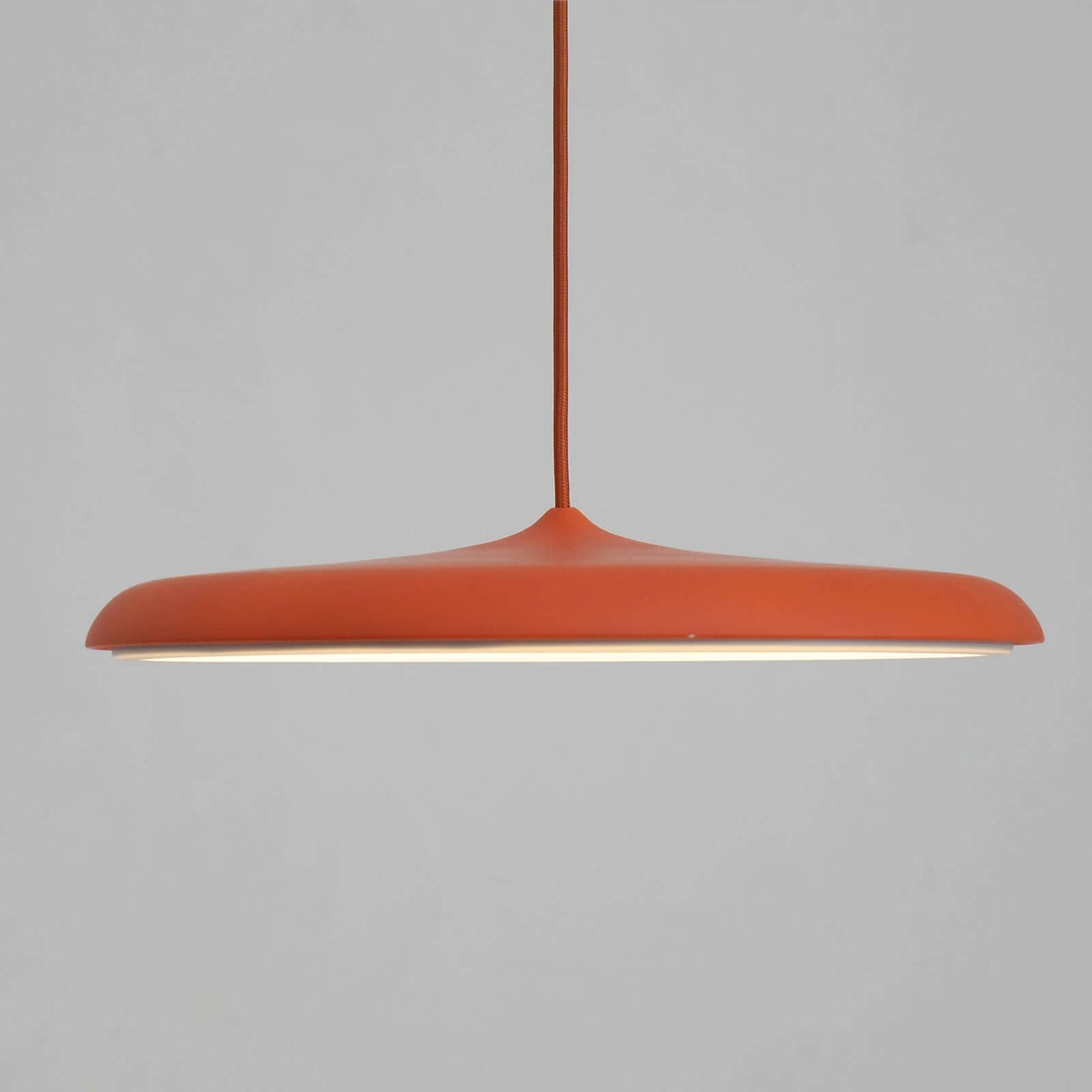 Lámpara Colgante con Forma Simple para Interiores Modernos