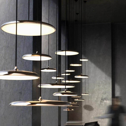 Lámpara Colgante con Forma Simple para Interiores Modernos
