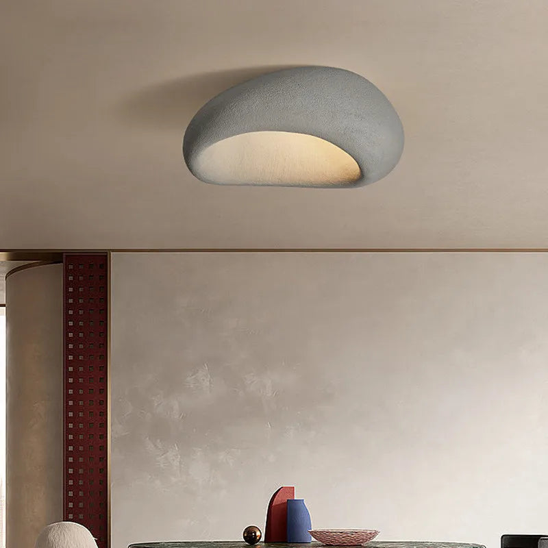 Lámpara de Techo Minimalista en Estilo Wabi-Sabi para un Interior Tranquilo