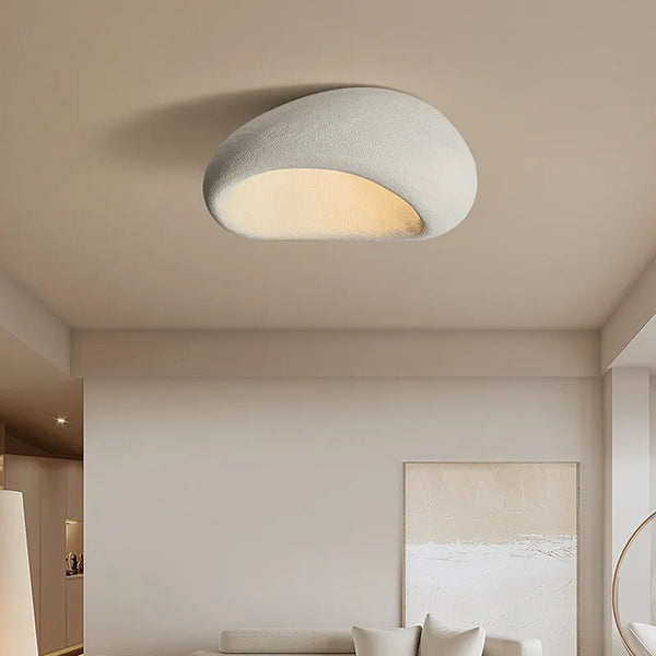 Lámpara de Techo Minimalista en Estilo Wabi-Sabi para un Interior Tranquilo