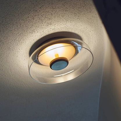 La Calidez de la Luz en una Entrada Cómoda