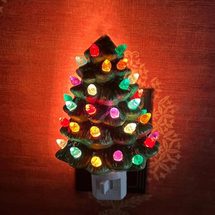 Lámpara de noche LED con forma de árbol de Navidad