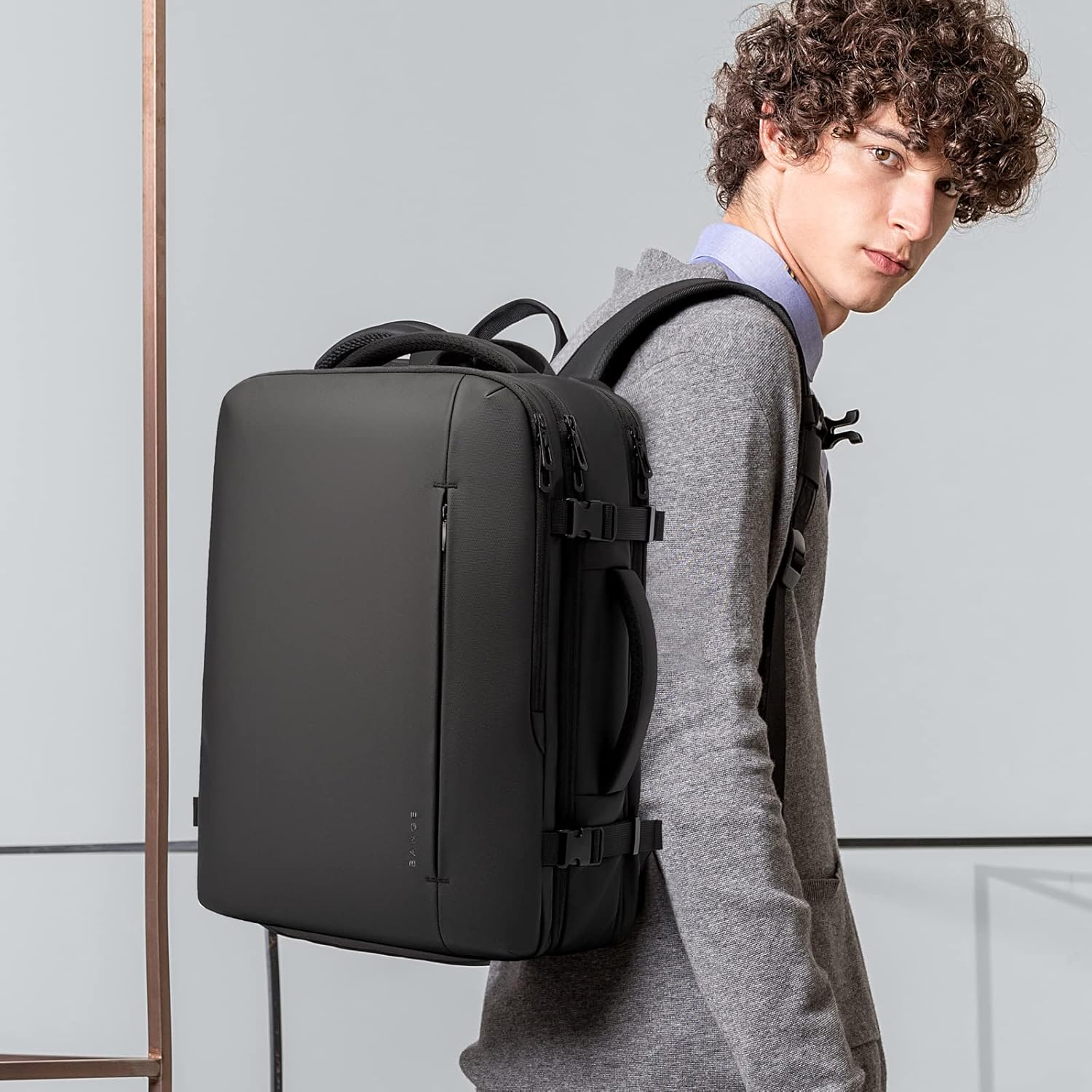 Mochila de viaje impermeable expandible de 26 a 45L con funda para laptop y asa de duffle
