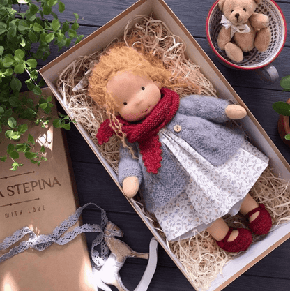 Muñeca de Tela Hecha a Mano en Estilo Waldorf Clásico