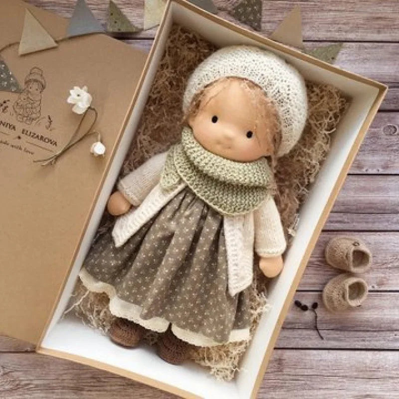 Muñeca Waldorf de Algodón con Detalles Kawaii y Empaque de Tela