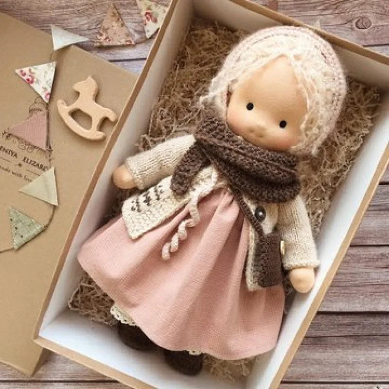 Muñeca Waldorf de Algodón con Detalles Kawaii y Empaque de Tela