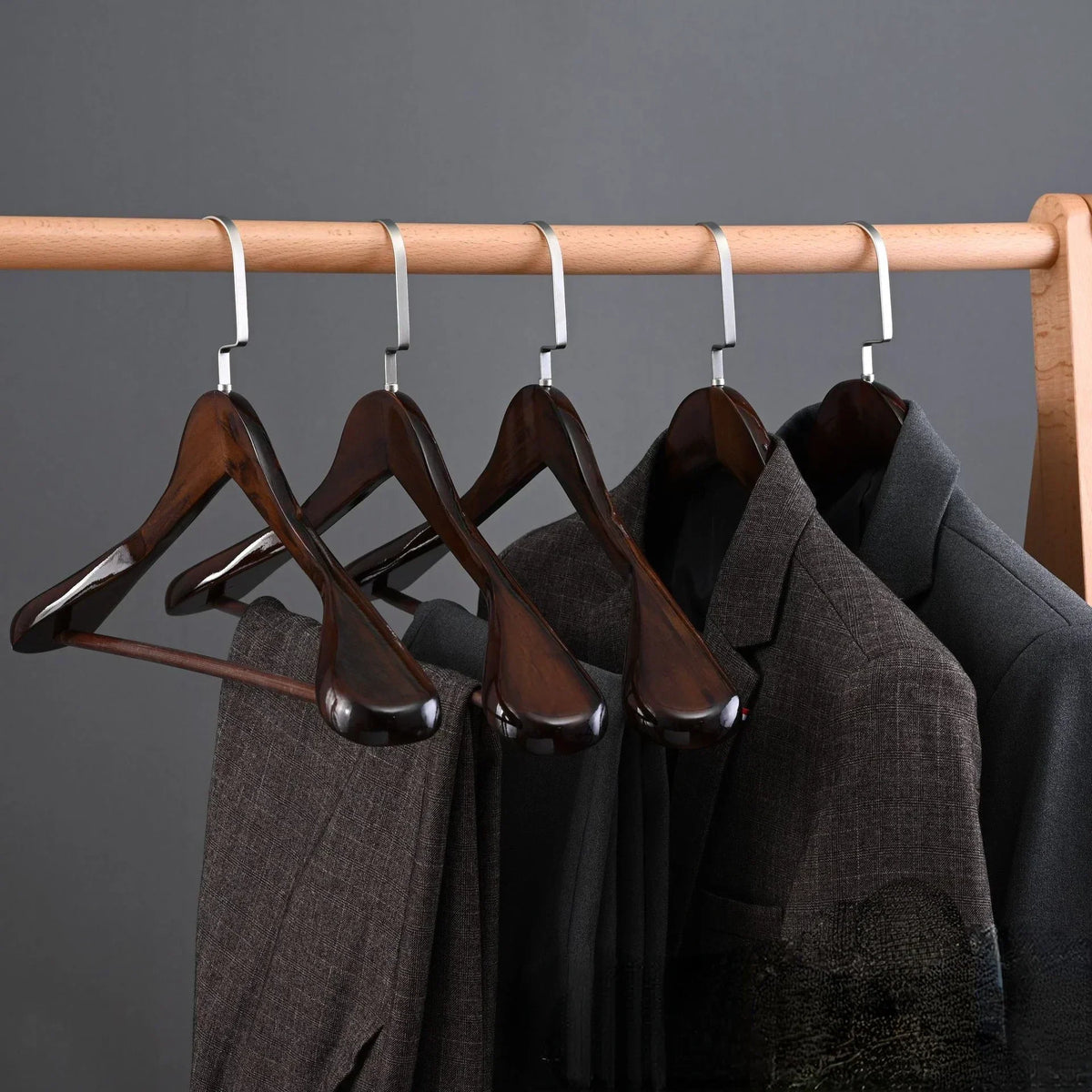 Oaklee Elite – Perchas de madera de lujo con diseño refinado