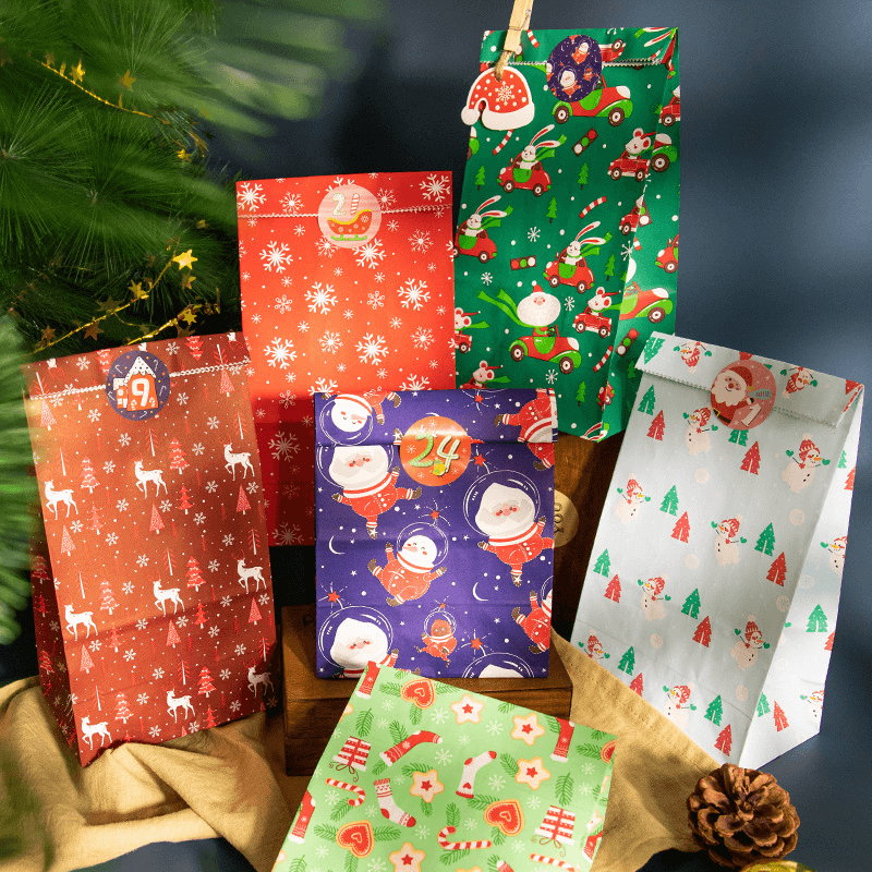 Pack de 24 bolsas navideñas para regalo multicolores con diseños festivos
