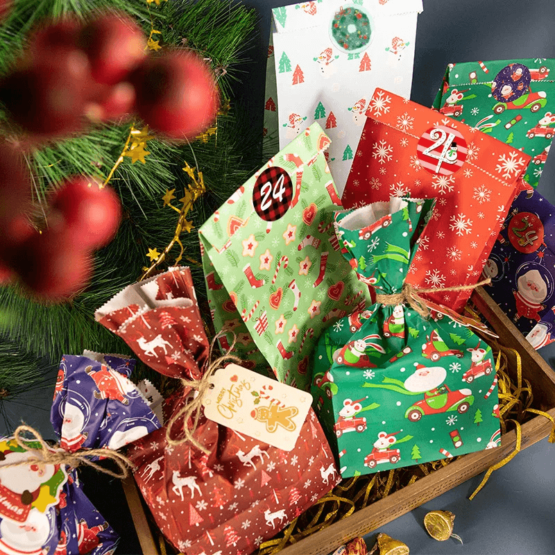 Pack de 24 bolsas navideñas para regalo multicolores con diseños festivos