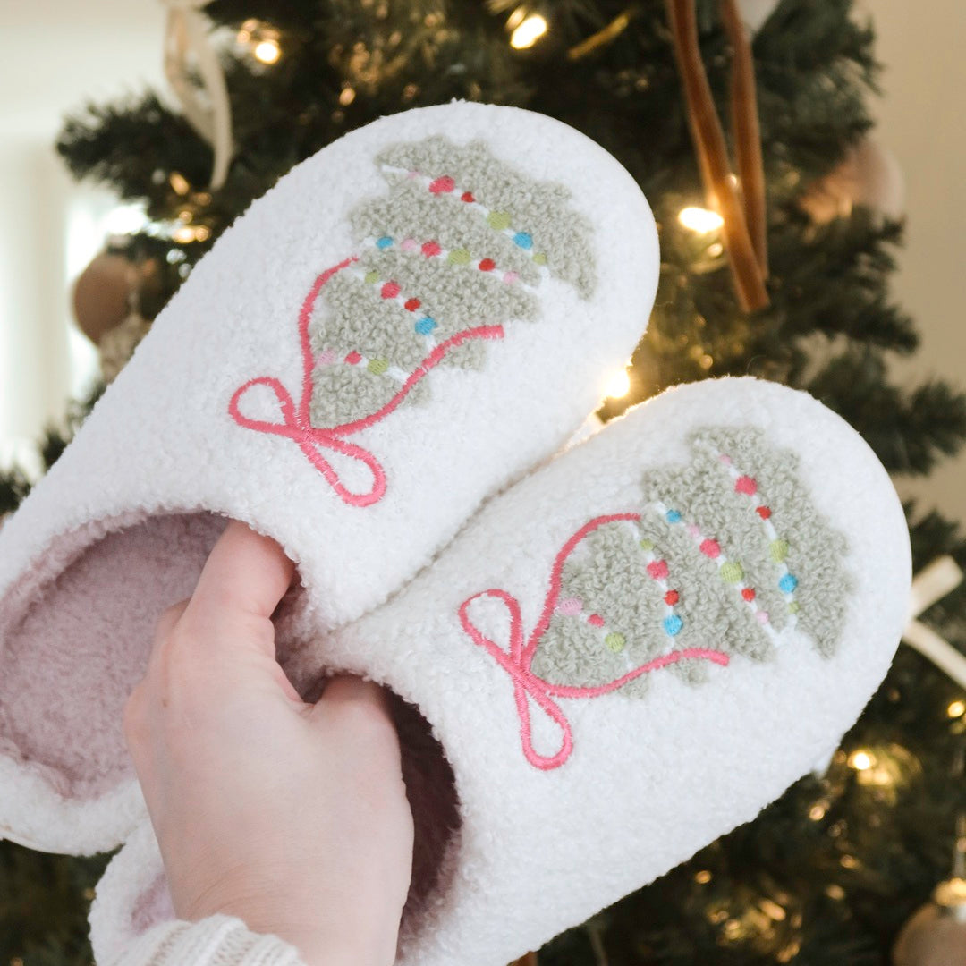 Pantuflas de peluche con árbol de Navidad