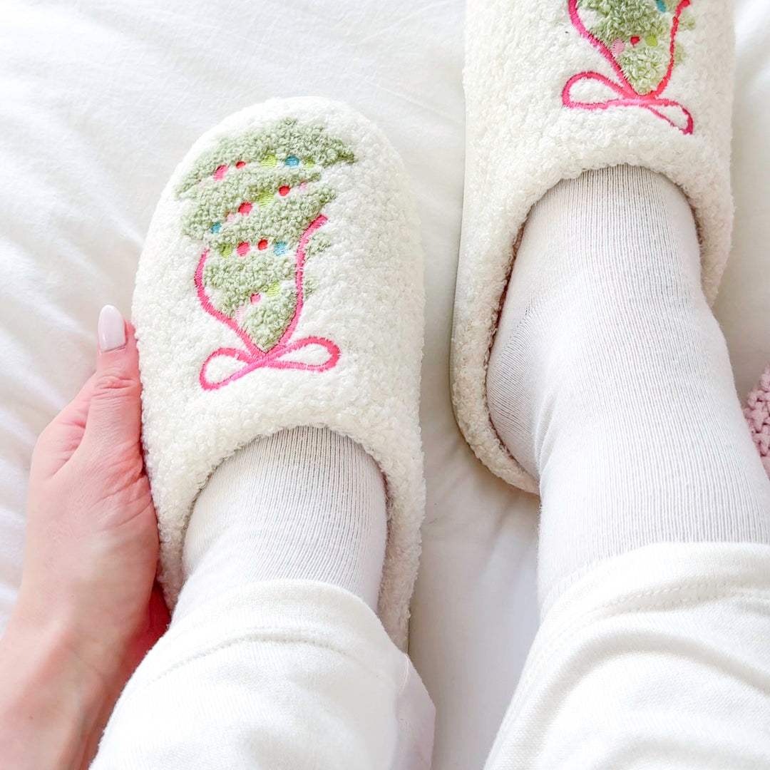 Pantuflas de peluche con árbol de Navidad