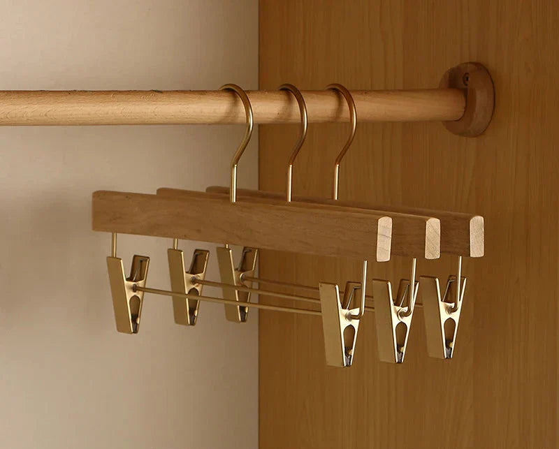 Perchas de Madera de Hombros Anchos Aurora – Organizador Premium de Trajes y Abrigos de Madera de Alcanfor (Juego de 2)
