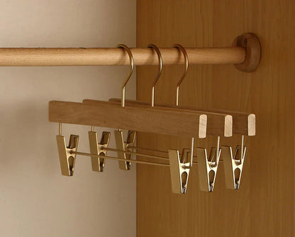 Perchas de Madera de Hombros Anchos Aurora – Organizador Premium de Trajes y Abrigos de Madera de Alcanfor (Juego de 2)